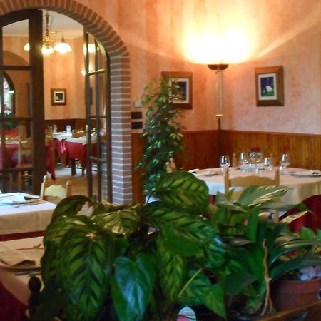 Ristorante Albergo Da Maurizio Cravanzana Luaran gambar