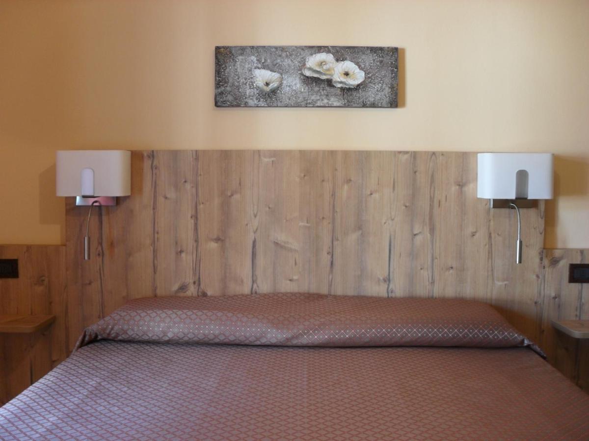 Ristorante Albergo Da Maurizio Cravanzana Luaran gambar