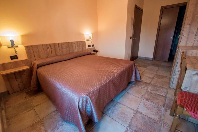 Ristorante Albergo Da Maurizio Cravanzana Luaran gambar
