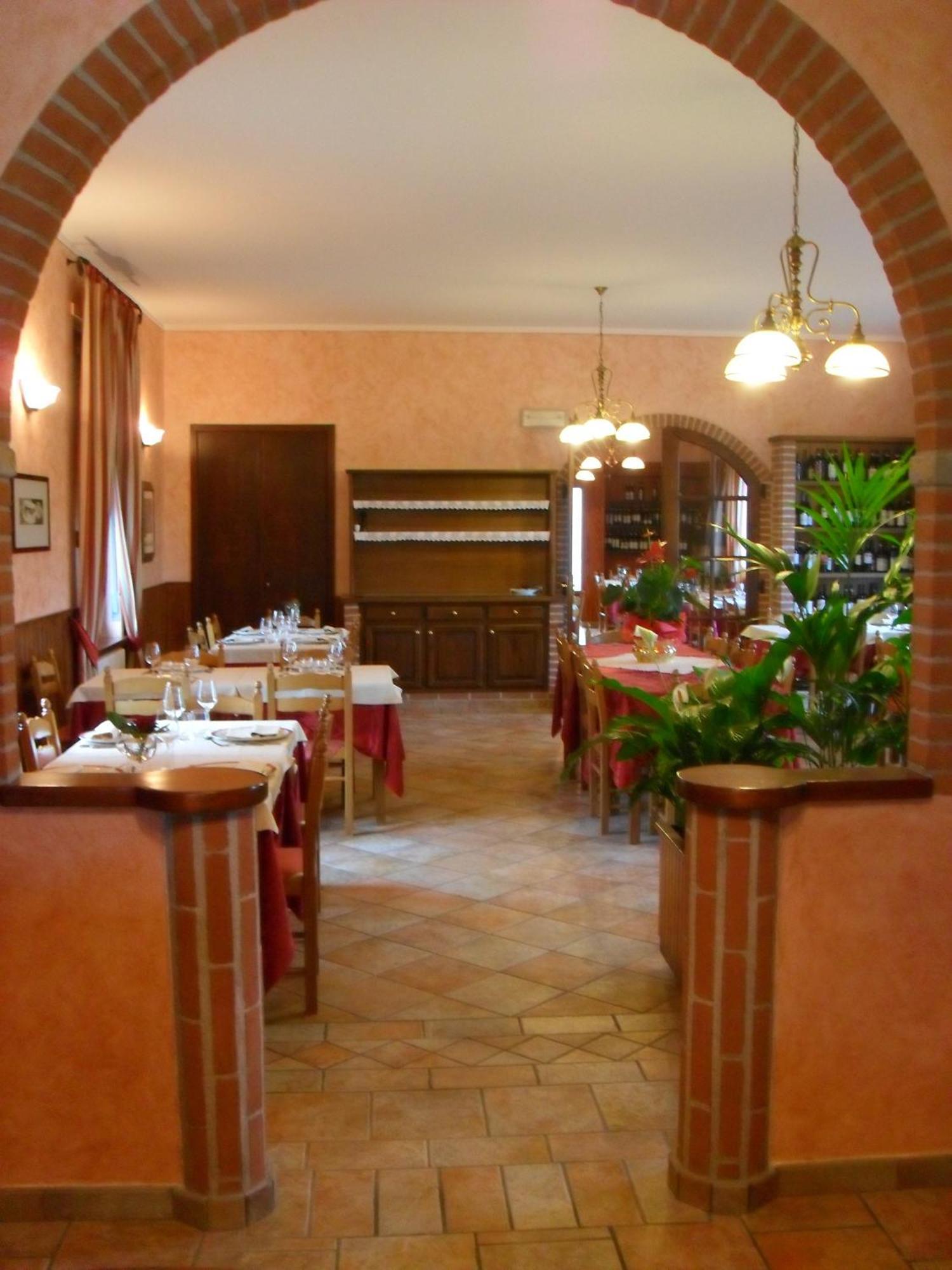 Ristorante Albergo Da Maurizio Cravanzana Luaran gambar