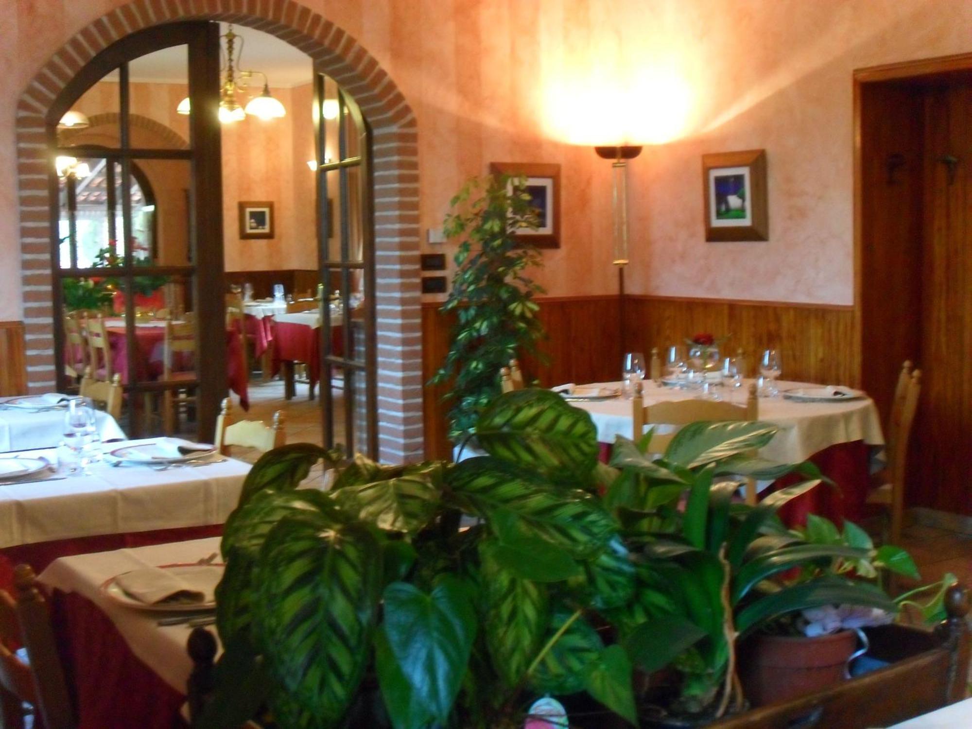 Ristorante Albergo Da Maurizio Cravanzana Luaran gambar