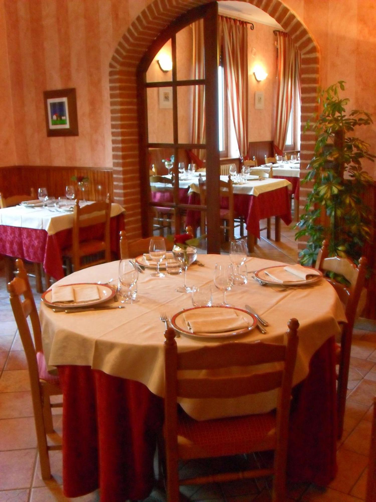 Ristorante Albergo Da Maurizio Cravanzana Luaran gambar
