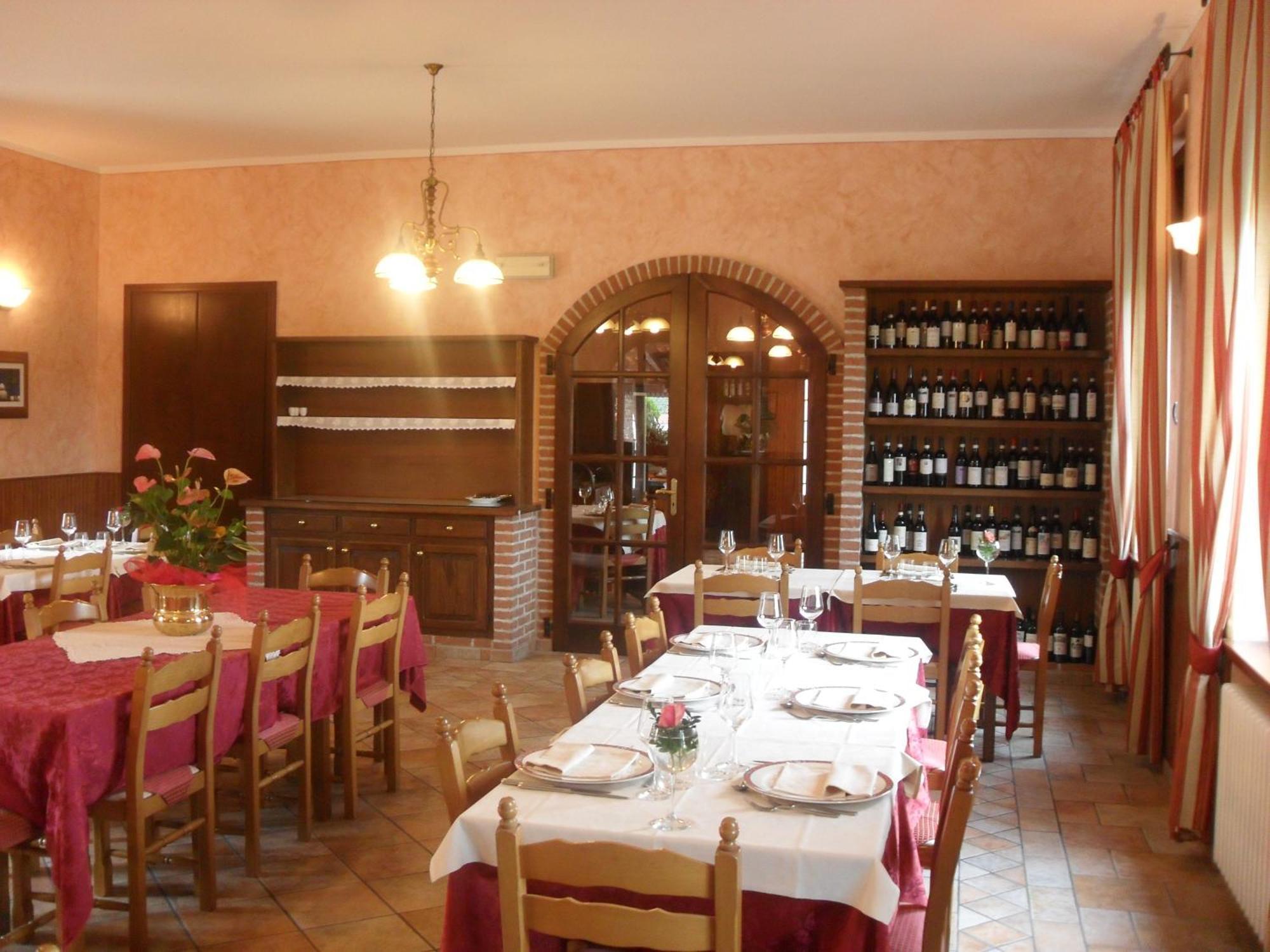 Ristorante Albergo Da Maurizio Cravanzana Luaran gambar