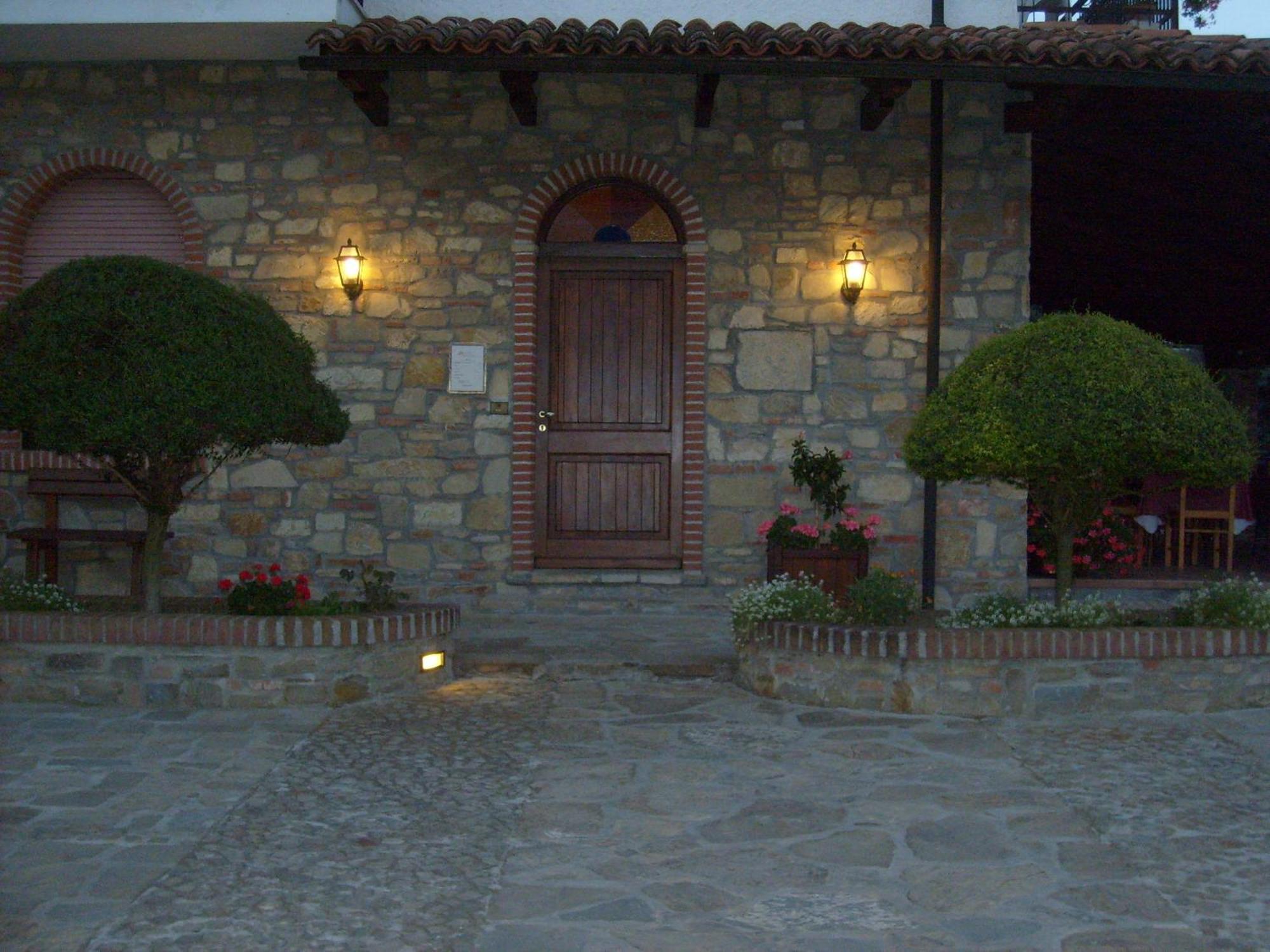 Ristorante Albergo Da Maurizio Cravanzana Luaran gambar