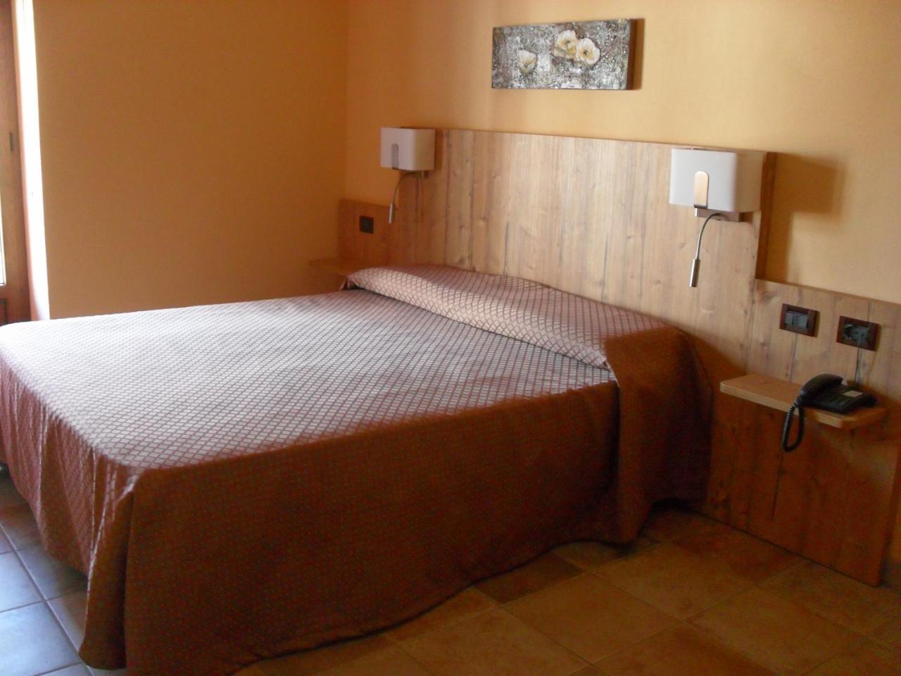 Ristorante Albergo Da Maurizio Cravanzana Luaran gambar