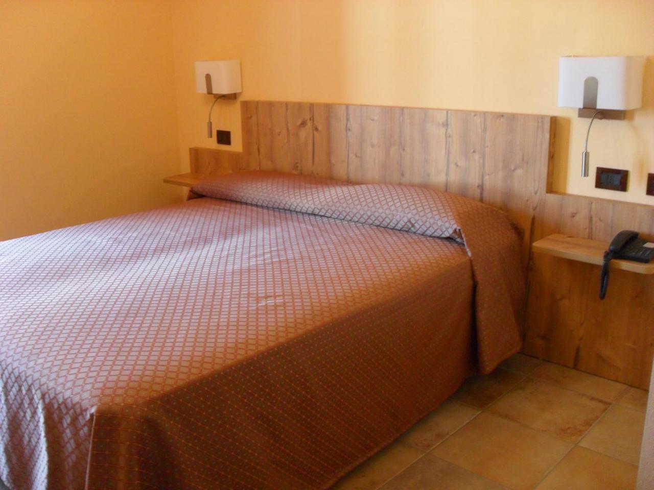 Ristorante Albergo Da Maurizio Cravanzana Luaran gambar