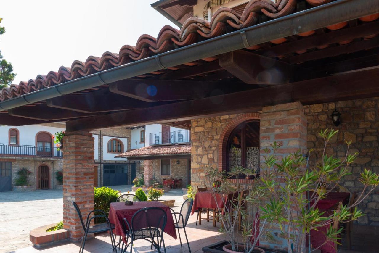 Ristorante Albergo Da Maurizio Cravanzana Luaran gambar