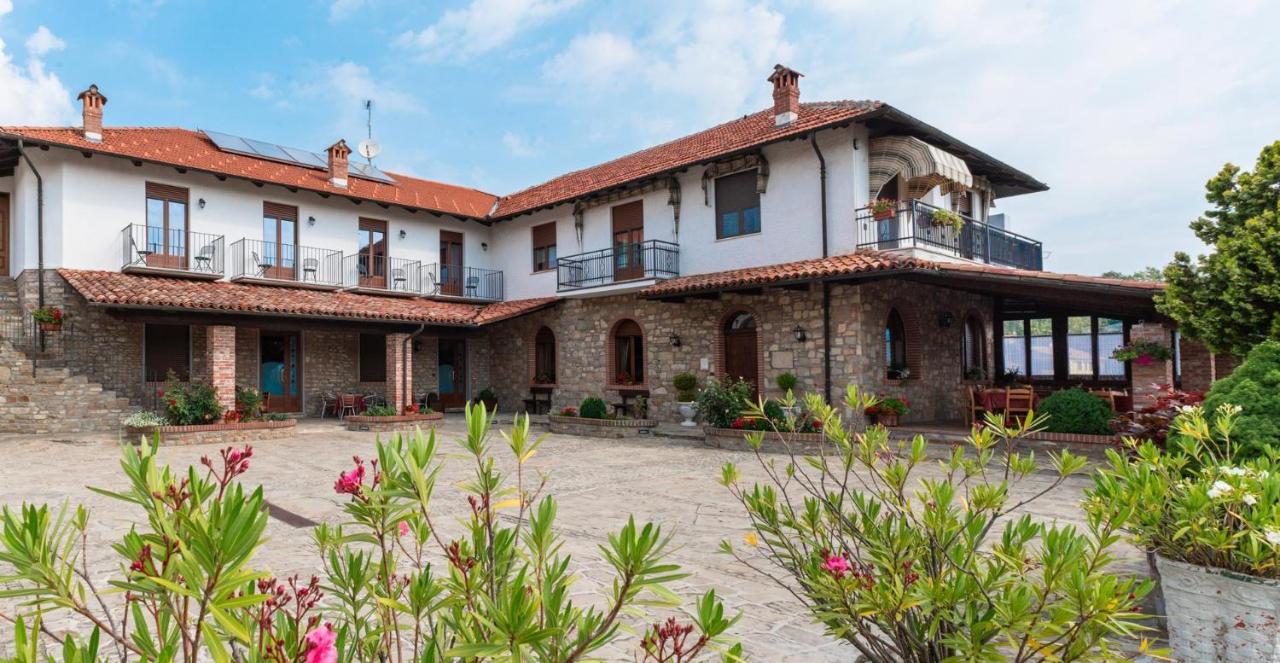 Ristorante Albergo Da Maurizio Cravanzana Luaran gambar